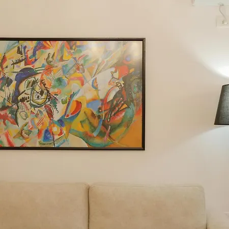 アパート Miku Apartment-sophisticated 2bd At Taiwan ティラナ