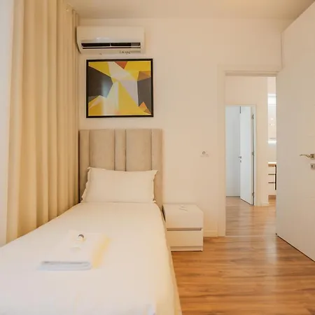 Miku Apartment-sophisticated 2bd At Taiwan ティラナ